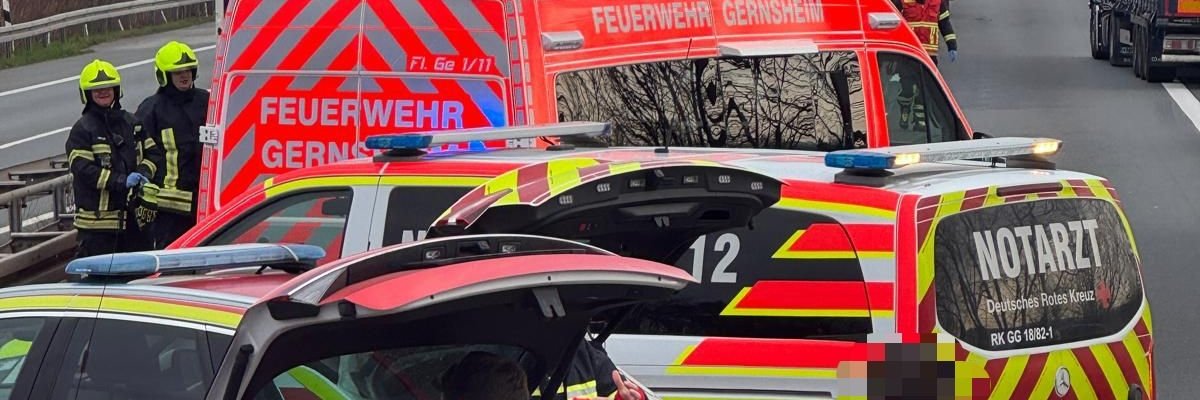 Rettungskräfte befinden sich bei einer Unfallstelle auf der Autobahn.