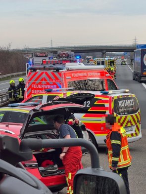 Rettungskräfte befinden sich bei einer Unfallstelle auf der Autobahn.