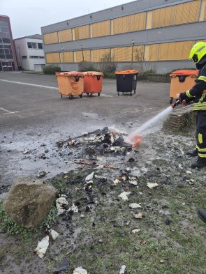 Eine brennende Großrummülltonne wurde durch uns gelöscht.