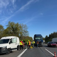 Auffahrunfall zwischen PKW und LKW. Wir befreiten die Fahrbahn von Trümmerteilen.