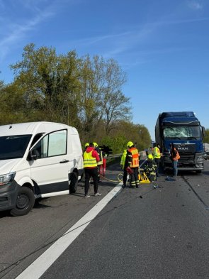 Auffahrunfall zwischen PKW und LKW. Wir befreiten die Fahrbahn von Trümmerteilen.