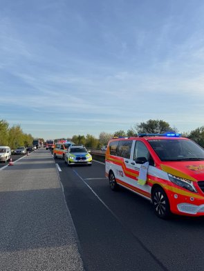 Verkehrsunfall auf der A67 in Richtung Pfungstadt. Neben der Feuerwehr waren auch die Polizei sowie ein Notarzt vor Ort.