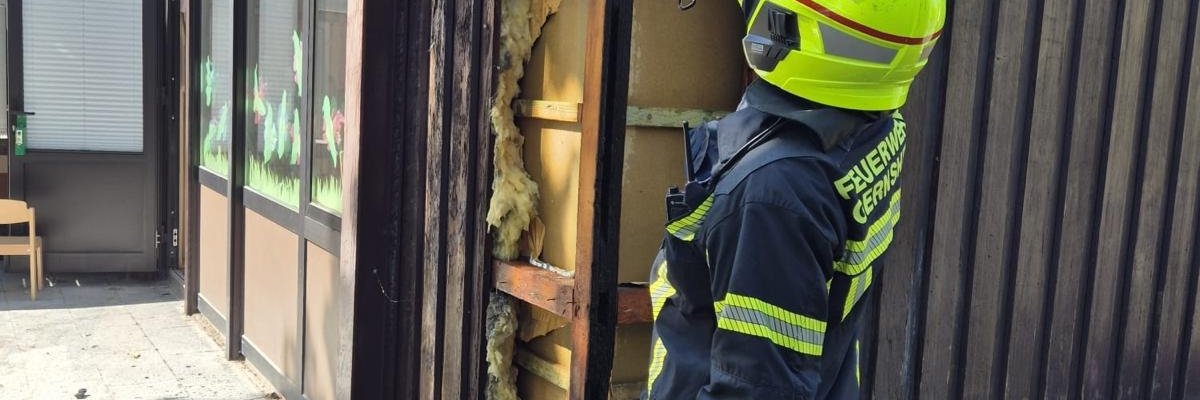 Die Fassade wurde mit der Wärmebildkamera auf Glutnester überprüft.