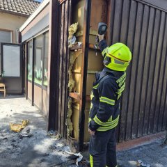 Die Fassade wurde mit der Wärmebildkamera auf Glutnester überprüft.