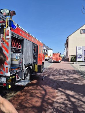 Unser ELW1 sowie LF20 bei einem Fassadenbrand im Einsatz.