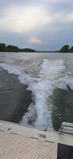 Das HLB Hecht befährt den Rhein.