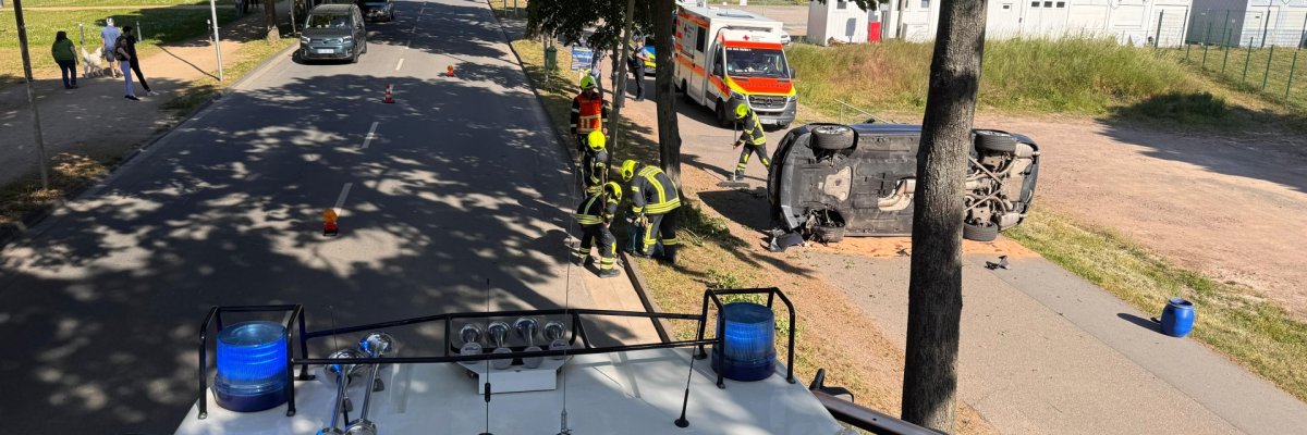 Ein PKW hatte sich in der Rheinstraße überschlagen. Unser HLF20 kam vor Ort zum Einsatz.