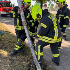 Einsatzkräfte durchtrennten eine Fahnenstange.