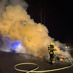 Der Angriffstrupp nimmt unter Atemschutz einen Löschangriff vor
