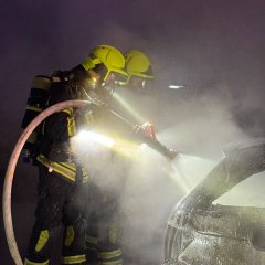 Der Angriffstrupp nimmt unter Atemschutz einen Löschangriff vor