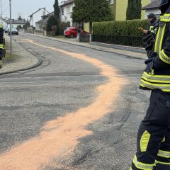 Eine Ölspur wurde mittels Ölbindemittel gebunden.