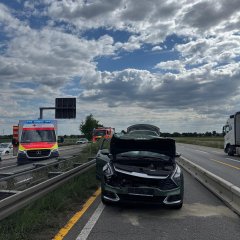 Verunfallter PKW im Baustellenbereich der A67 an der AS Pfungstadt.