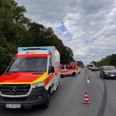 RTW und NEF an der Einsatzstelle nach einem Verkehrsunfall an der AS Gernsheim.