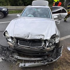 Verunfallter PKW an der AS Gernsheim.