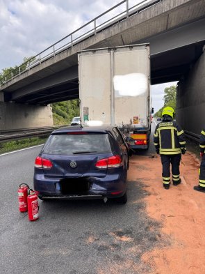 Ein PKW war auf einen vorausfahrenden LKW aufgefahren. Wir mussten Betriebsstoffe von der Fahrbahn aufnehmen.
