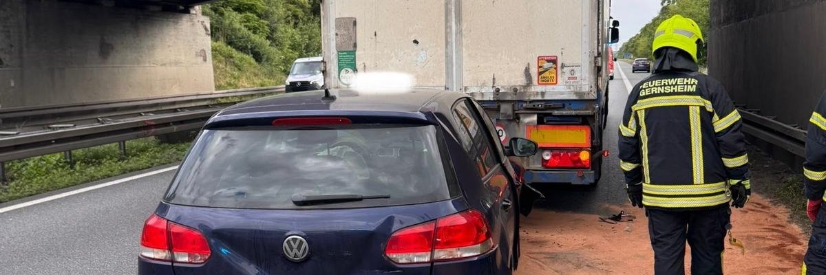Ein PKW war auf einen vorausfahrenden LKW aufgefahren. Wir mussten Betriebsstoffe von der Fahrbahn aufnehmen.