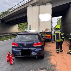 Ein PKW war auf einen vorausfahrenden LKW aufgefahren. Wir mussten Betriebsstoffe von der Fahrbahn aufnehmen.