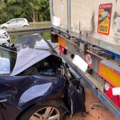 Aufgefahrener PKW auf einen LKW-Auflieger.