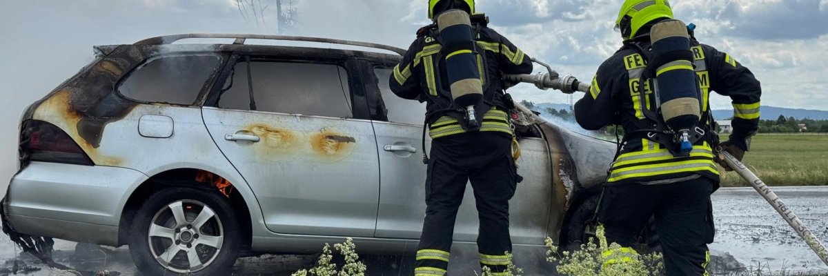 Der Angriffstrupp löscht den Vollbrand.