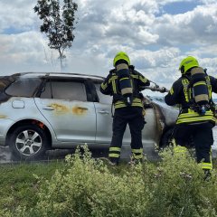 Der Angriffstrupp löscht den Vollbrand.