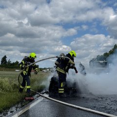 Zur Brandbekämpfung wird durch den Angriffstrupp ein D-Rohr eingesetzt.