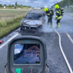 Der Motorraum wird mittels Wärmebildkamera überprüft. Es zeichnen sich Glutnester ab.