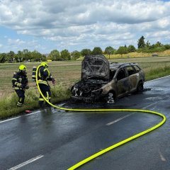 Unser Angriffstrupp hat den Vollbrand gelöscht. Es werden Nachlöscharbeiten durchgeführt.