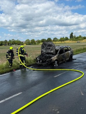 Unser Angriffstrupp hat den Vollbrand gelöscht. Es werden Nachlöscharbeiten durchgeführt.
