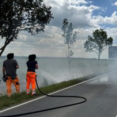Die Böschung gegenüber des PKWs fing Feuer und wurde durch aufmerksame Verkehrsteilnehmer mithilfe eines mitgeführten wasserführenden Fahrzeuges abgelöscht.