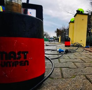 Symbolbild einer eingesetzten Tauchpumpe.