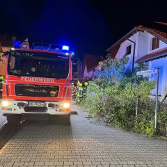 Unser LF20 bei einem nächtlichen Wohnungsbrand im Einsatz. Eine Person musste aus dem 1. OG gerettet werden.