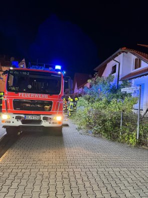Unser LF20 bei einem nächtlichen Wohnungsbrand im Einsatz. Eine Person musste aus dem 1. OG gerettet werden.