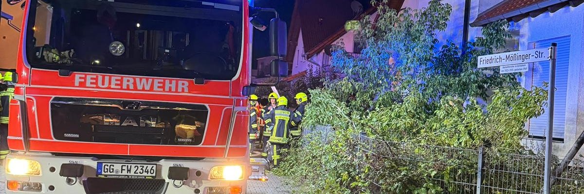 Unser LF20 bei einem nächtlichen Wohnungsbrand im Einsatz. Eine Person musste aus dem 1. OG gerettet werden.