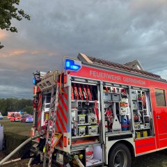 Einsatzmittel bei einem Dachstuhlbrand im Einsatz.