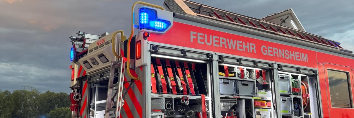 Einsatzmittel bei einem Dachstuhlbrand im Einsatz.