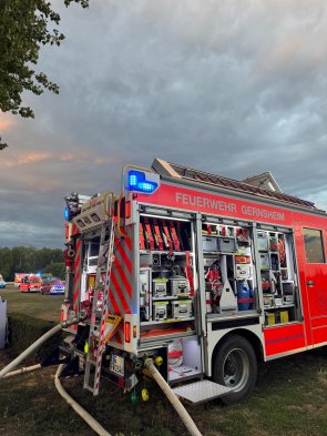 Einsatzmittel bei einem Dachstuhlbrand im Einsatz.