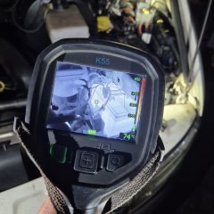 Die Wärmebildkamera zeigt Glutnester eines in Brand geratenen Müllhaufens.