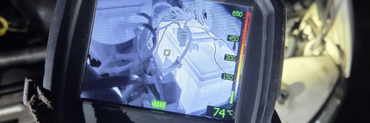 Die Wärmebildkamera zeigt Glutnester eines in Brand geratenen Müllhaufens.