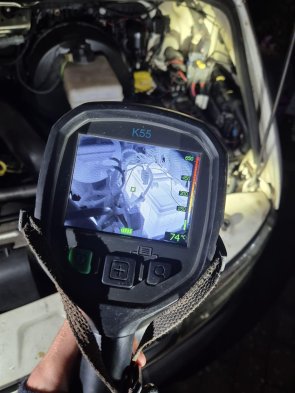 Die Wärmebildkamera zeigt Glutnester eines in Brand geratenen Müllhaufens.