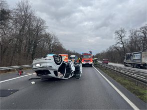 Überschlagener PKW auf der A67 in Fahrtrichtung Lorsch.