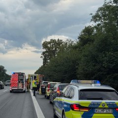 Verkehrsunfall zwischen vier Fahrzeugen auf der A67. Unser HLF20 sowie ELW1 nehmen Absperrmaßnahmen vor.