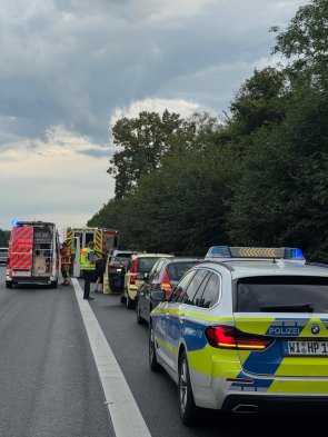 Verkehrsunfall zwischen vier Fahrzeugen auf der A67. Unser HLF20 sowie ELW1 nehmen Absperrmaßnahmen vor.