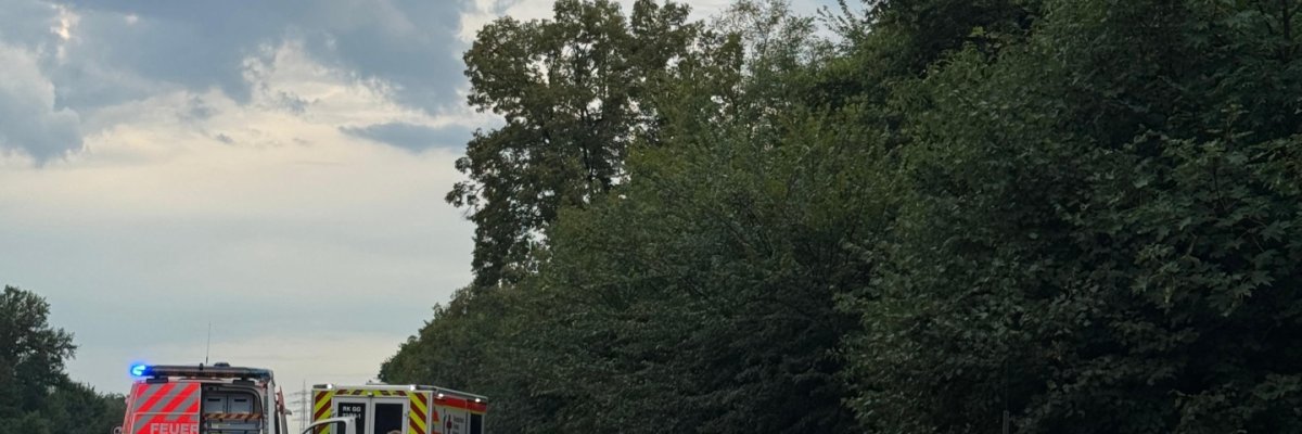 Verkehrsunfall zwischen vier Fahrzeugen auf der A67. Unser HLF20 sowie ELW1 nehmen Absperrmaßnahmen vor.