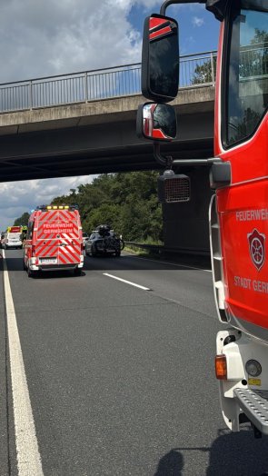 Unser ELW 1 sowie HLF20 bei einem Verkehrsunfall auf der A67 im Einsatz.