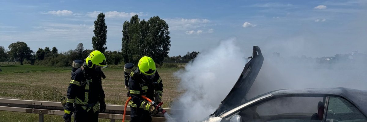 Der PKW steht in Vollbrand - unser Angriffstrupp geht mit Atemschutz zur Brandbekämpfung vor.
