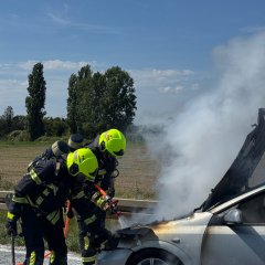 Die Brandbekämpfung durch den Angriffstrupp ist in vollem Gange.