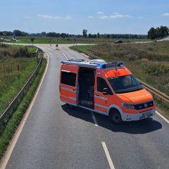 Unser ELW1 sperrt die Bundesstraße ab.