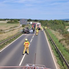 Einsatzkräfte bekämpfen einen bestätigten PKW-Brand.