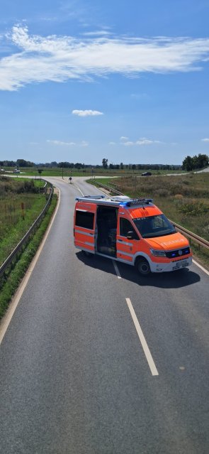 Unser ELW1 sichert bei einem PKW-Brand die B44.