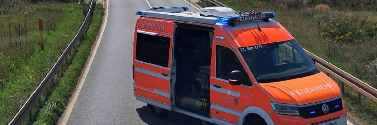 Unser ELW1 sichert bei einem PKW-Brand die B44.